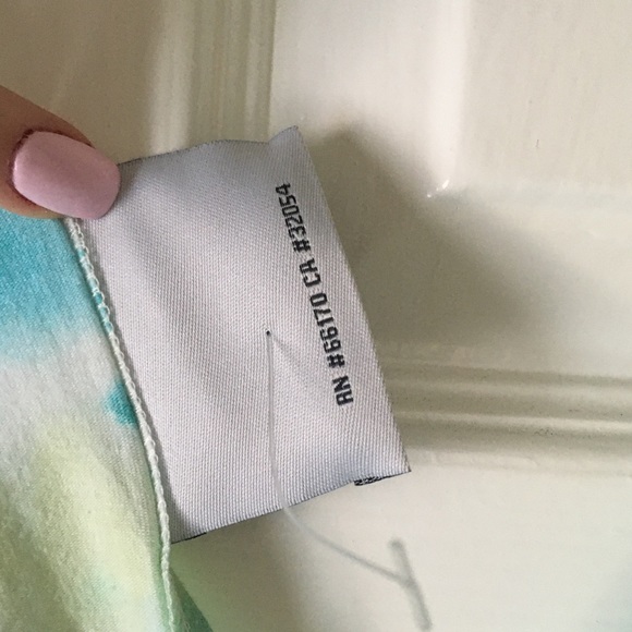 URBAN OUTFITTERS Tie Dye V-Neck Cropped Tank - Picture 4 of 4